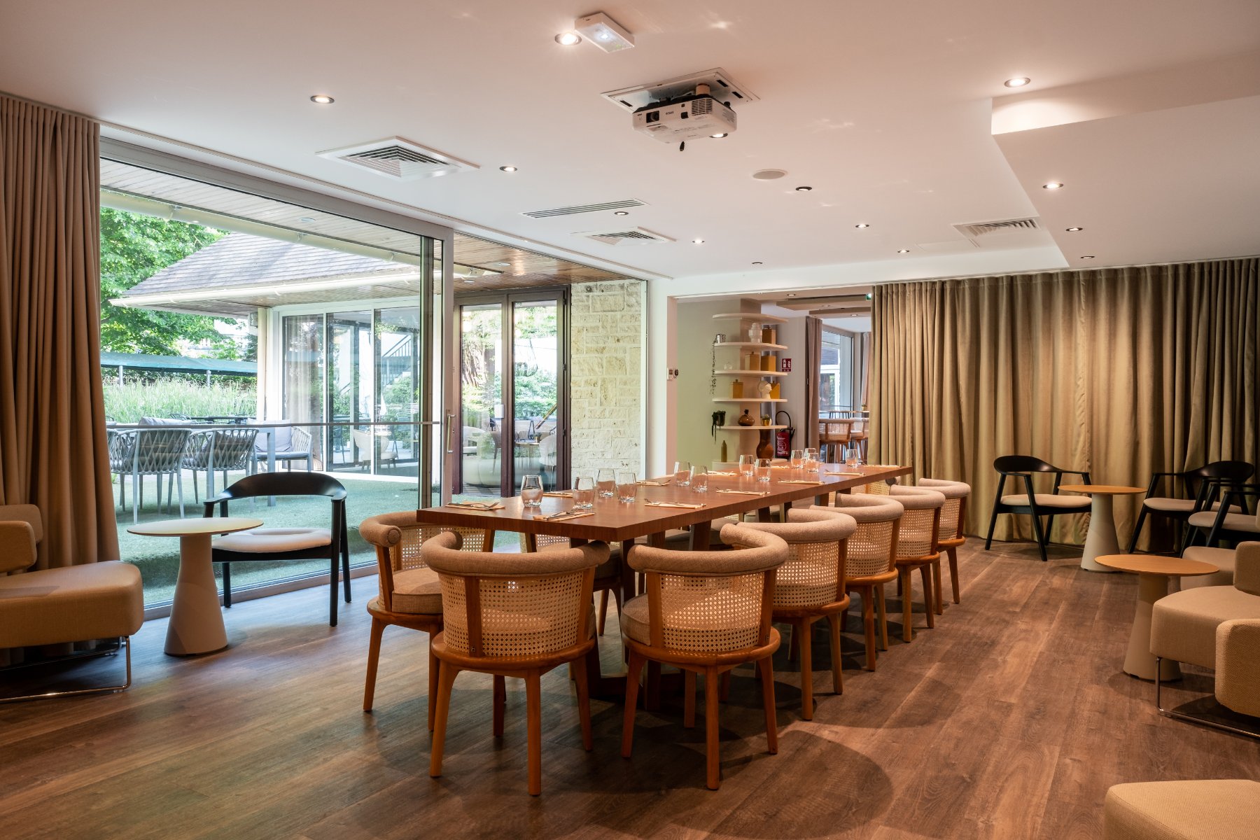 en::the Mercure Paris Ouest Saint-Germain-en-Laye hotel offers a private room within its restaurant, featuring a garden view and a terrace that can be enclosed with a curtain fr::l’Hôtel Mercure Paris Ouest Saint-Germain-en-Laye propose une salle privatisable au sein de son restaurant, avec vue sur le jardin et une terrasse pouvant être fermée par un rideau