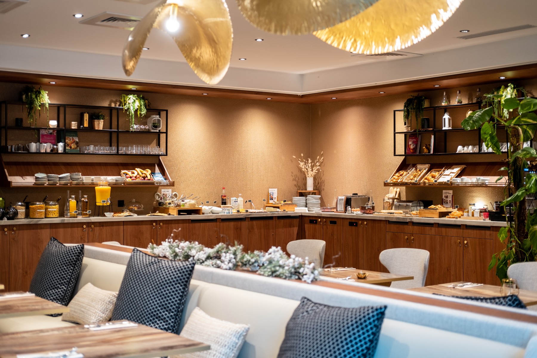 en::a contemporary and comfortable restaurant dining room in the hotel, featuring a buffet area fr::salle de restaurant contemporaine et confortable de l’hôtel, avec espace buffet