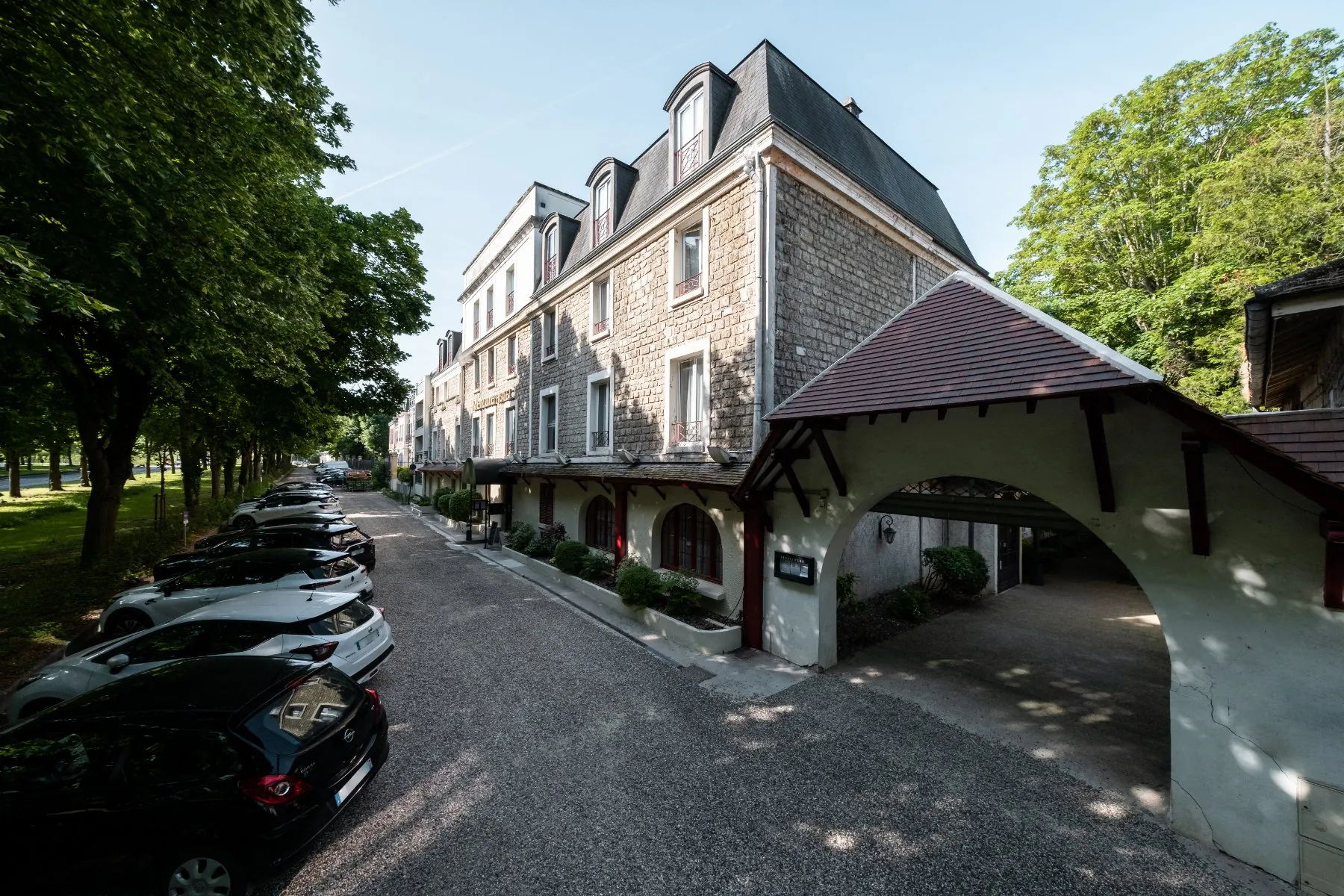 l'hôtel mercure a un auvent rouge au-dessus de l'entrée