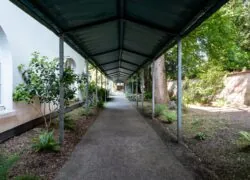 en::the Mercure Paris Ouest Saint-Germain-en-Laye hotel has a protected walkway leading into its interior garden fr::l’Hôtel Mercure Paris Ouest Saint-Germain-en-Laye dispose d’un jardin intérieur accessible par un passage couvert et protégé