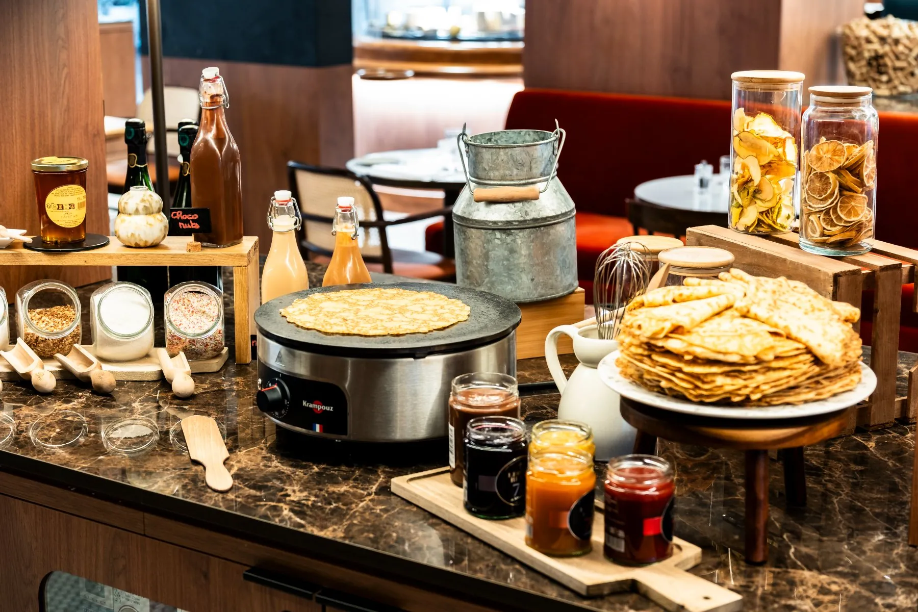 gros plan sur le buffet du petit-déjeuner, mettant en avant le corner crêpes et une sélection de douceurs artisanales à déguster en version sucrée