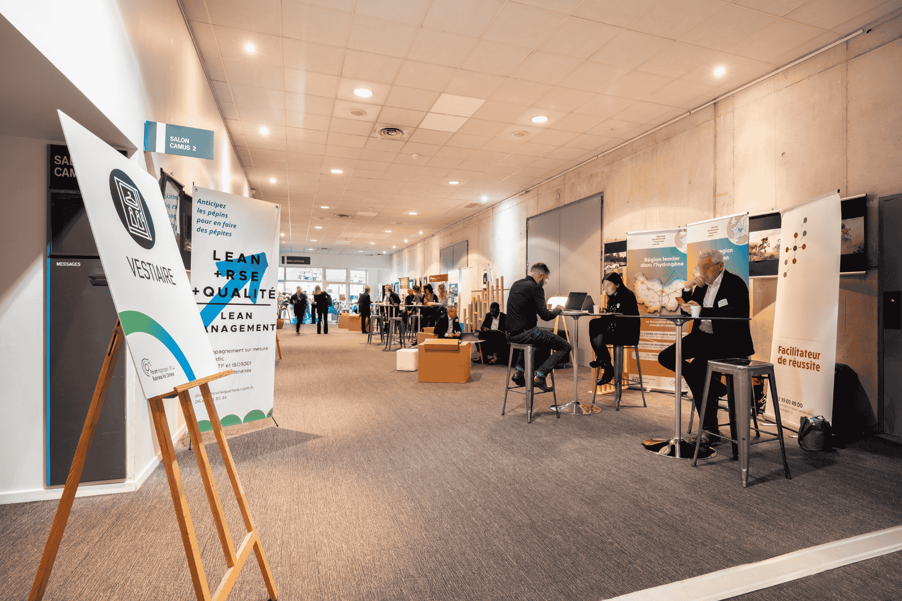 wide access corridor leading to meeting rooms, exhibition hall and auditorium, suitable for working at high tables or hosting exhibitions