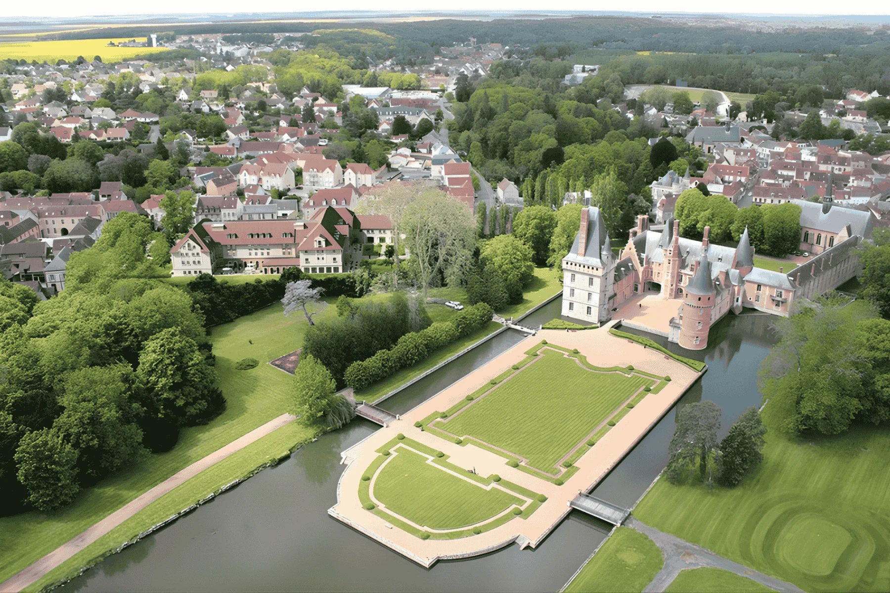 en::drone view of the hotel in its surroundings, next to the Château de Maintenon, showing that the gardens are adjoining fr::vue de drone de l’hôtel dans son environnement, à côté du château de Maintenon, montrant que les jardins sont mitoyens
