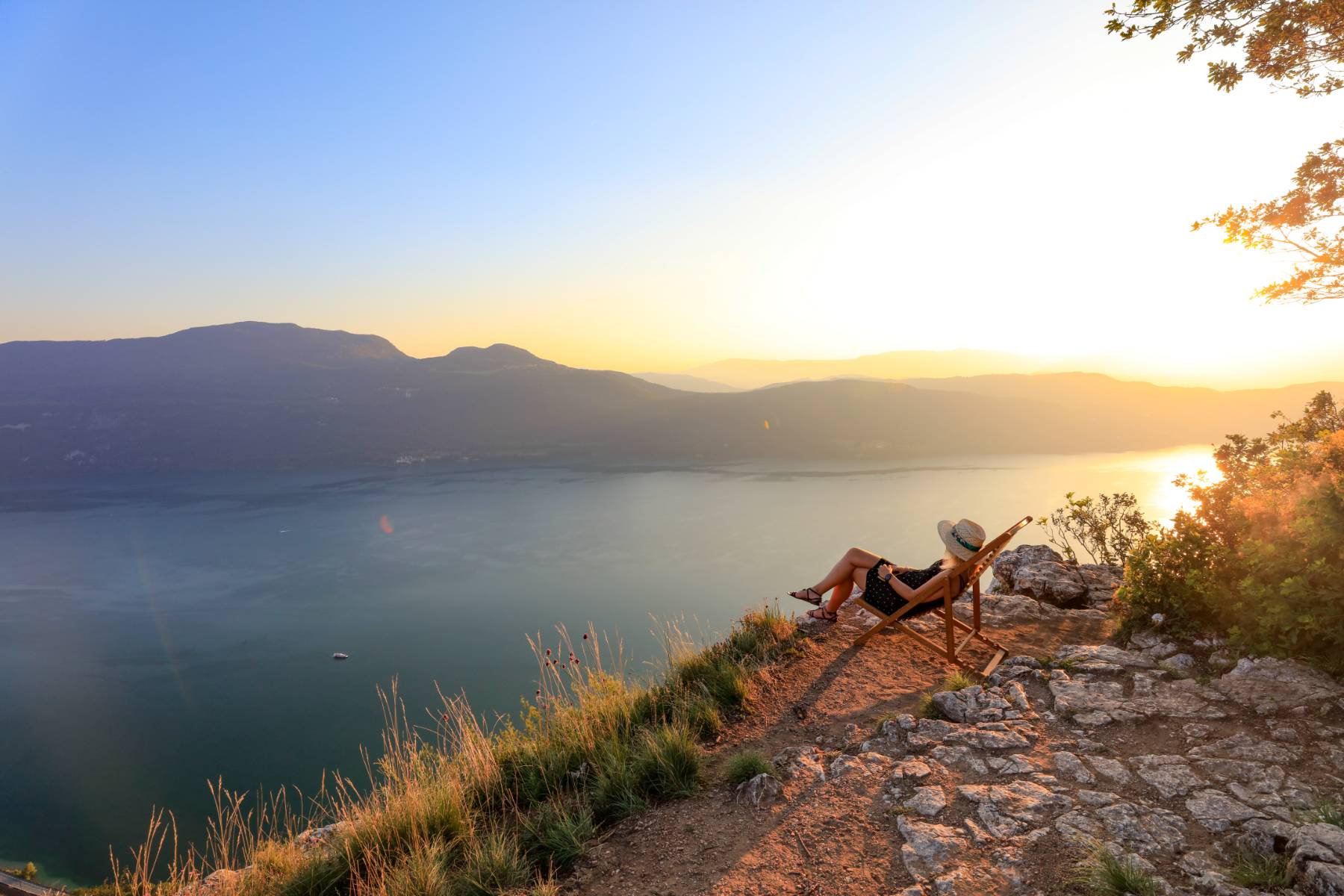en::View from Belvedere de la Chambotte overlooking Lake Bourget and the alpine fr::Vue depuis le Belvédère de la Chambotte sur le lac du Bourget et les monts alpins.