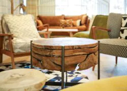 en::Brown sofas, black and white checkered chairs, round table and checkered tapestry, in an authentic and warm atmosphere. fr::Canapés marron, chaises à damier noir et blanc, table ronde et tapisserie à carreaux, dans un esprit authentique et chaleureux.