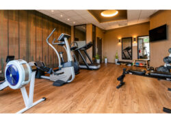 Salle de sport avec plusieurs machines de cardio et de renforcement musculaire