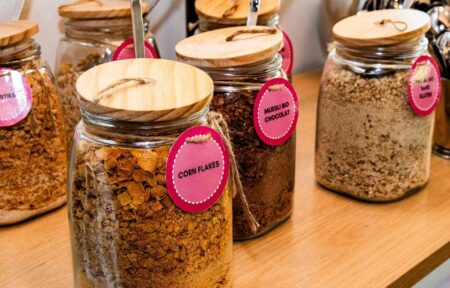 Gros plan sur des bocaux en verre contenant des céréales en vrac pour le petit déjeuner.