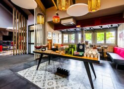 Un espace petit déjeuner avec un buffet garni d'un service à thé et de différents pains.