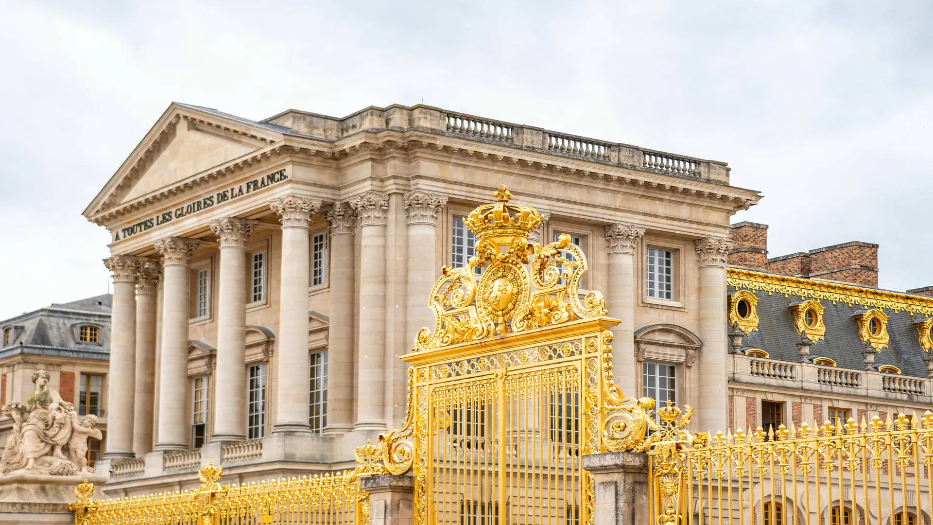 en::Close-up view of one wing of the Château de Versailles, featuring the inscription “À toutes les gloires de la France”. An iconic site often visited by groups staying at the Novotel Saint-Quentin-en-Yvelines. fr::Vue rapprochée sur une aile du château de Versailles, avec l’inscription « À toutes les gloires de la France ». Un site emblématique souvent visité par les groupes hébergés au Novotel Saint-Quentin-en-Yvelines.