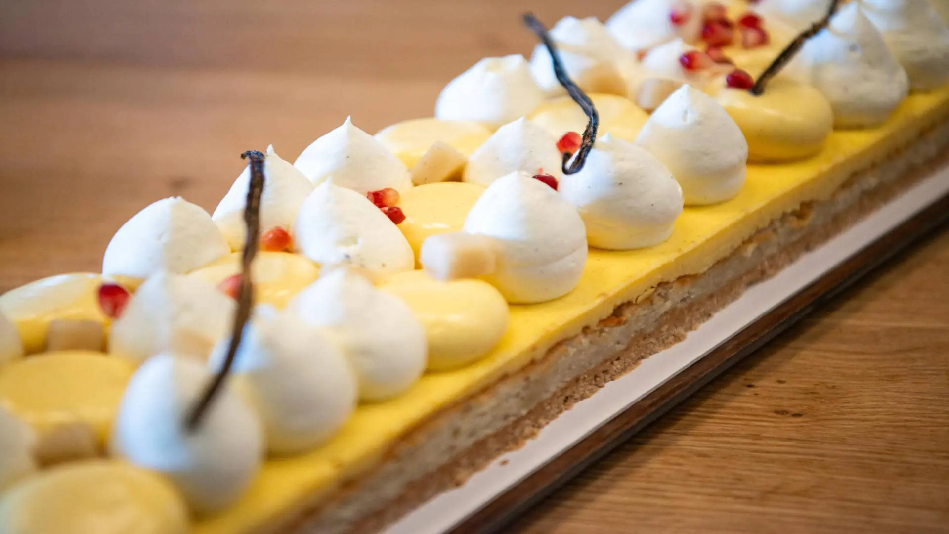 Dessert served by the metre, shown as a biscuit topped with whipped cream and vanilla pods.