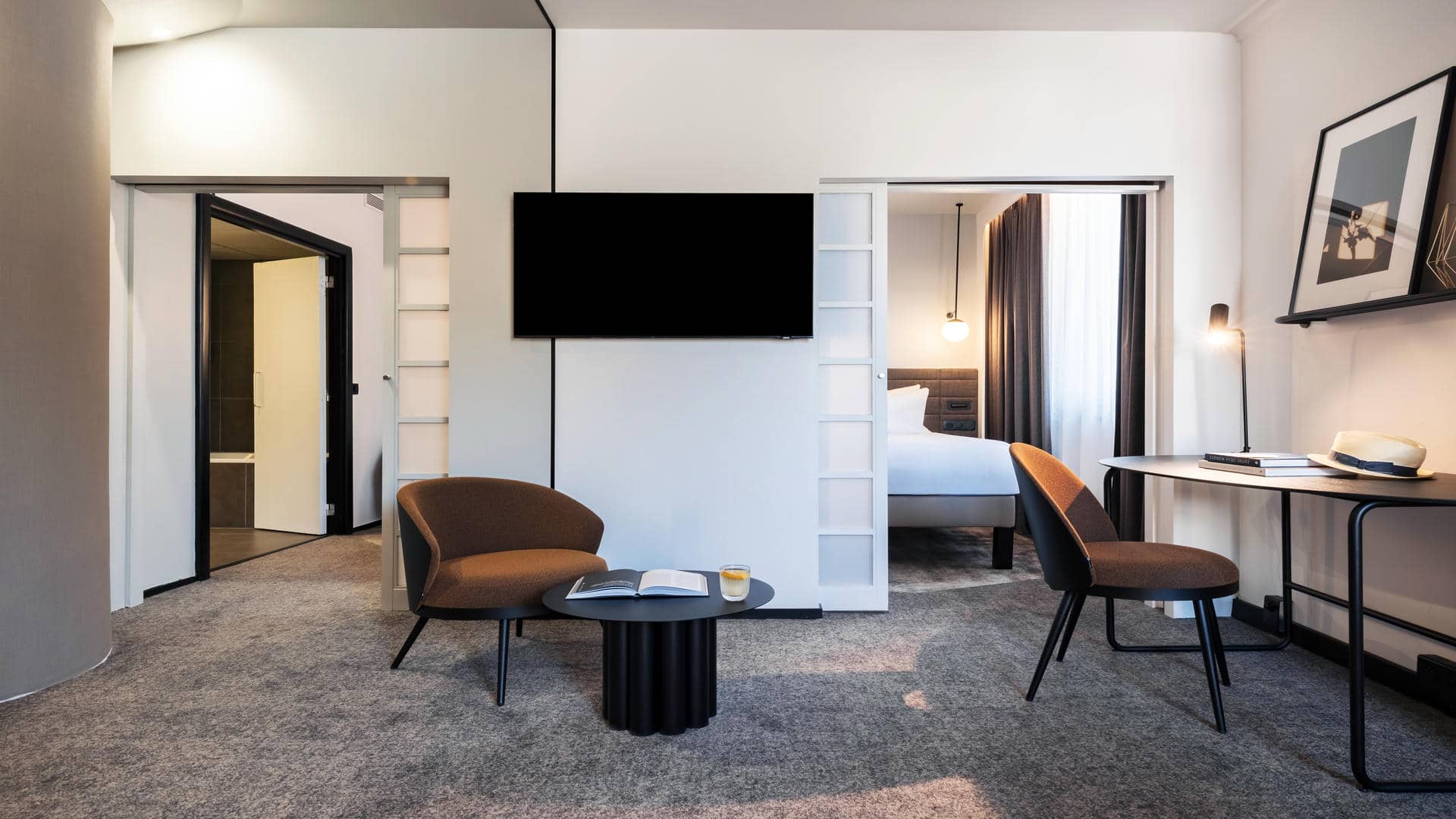 en::View of the Novotel Grenoble suite, taken from the lounge area towards the bedroom and bathroom. fr::Vue de la suite du Novotel Grenoble, prise depuis l’espace salon en direction de la chambre et de la salle de bain.