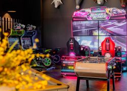 en::Games room with table football, Extreme Racing car game, motorcycle racing game and billiards. fr::Salle de jeux avec baby-foot, jeu de course automobile Extreme Racing, jeu de course moto et billard.