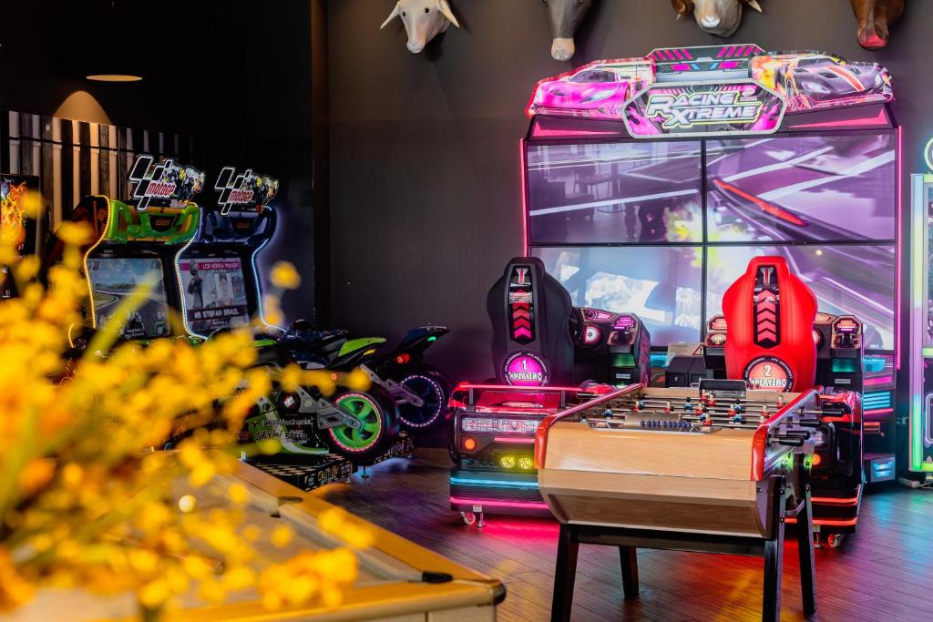en::Games room with table football, Extreme Racing car game, motorcycle racing game and billiards. fr::Salle de jeux avec baby-foot, jeu de course automobile Extreme Racing, jeu de course moto et billard.
