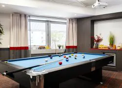 en::Billiard table in a Mercure Paris La Défense meeting room, with fruit, pastries and sweets to enjoy, overlooking the city, ideal for corporate events. fr::Billard dans une salle de réunion du Mercure Paris La Défense, avec fruits, viennoiseries et bonbons, vue sur la ville, pour événements d’entreprise.