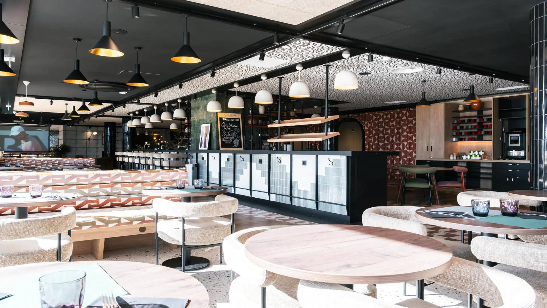 Restaurant séminaire avec bar ciné lounge occupant une grande partie de la salle, prolongé par un espace buffet.