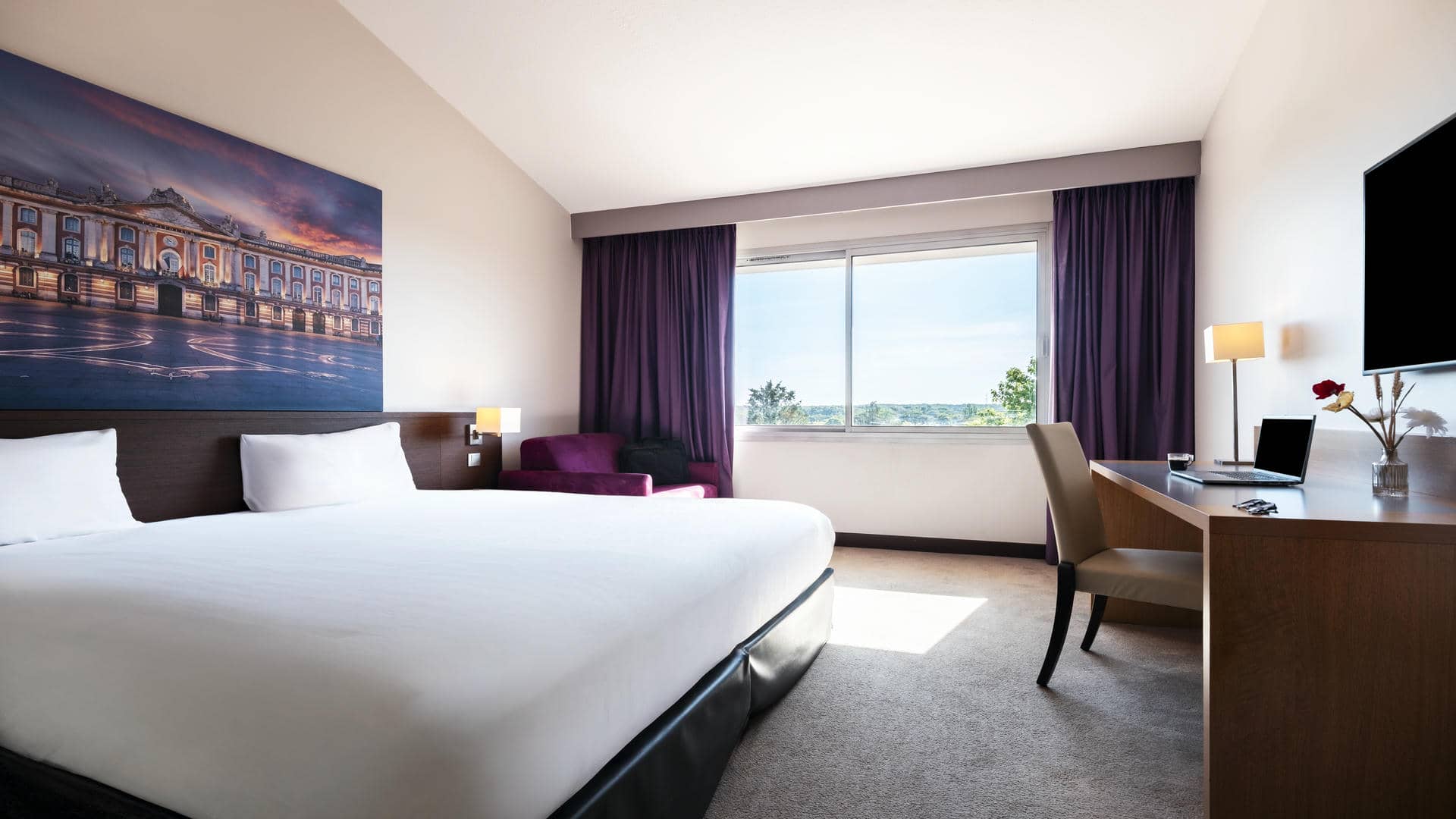 Lit double twinnable avec chauffeuse pour un couchage supplémentaire, moquette grise et murs beiges, doubles rideaux mauve Mercure et vue sur le golf.