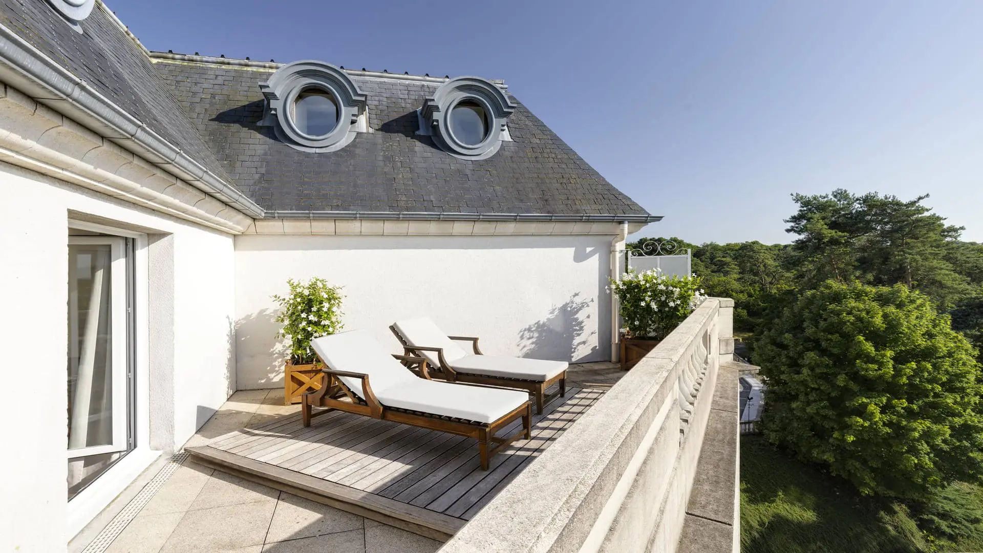 Sun loungers on the terrace of an attic room.