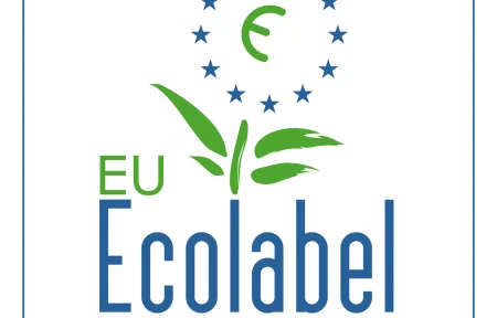 Logo de l'Écolabel européen représentant une fleur verte avec un « e » stylisé en son centre et des pétales formés d'un cercle d'étoiles bleues, une tige verte avec des feuilles, le mot « Ecolabel » en bleu en dessous, et l'adresse du site « www.ecolabel.eu » en vert en bas, une certification environnementale adaptée à un séminaire au vert.