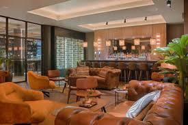 en:: a lounge adjoining the seminar hotel bar, with leather sofas and comfortable seating fr:: salon attenant au bar de l’hôtel séminaire, avec canapés et autres assises en cuir